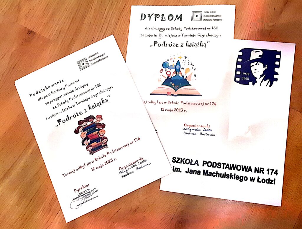 Zdjęcie przedstawia dyplom dla szkoły i dla drużyny. Są na nich małe rysunki na środku i tekst.