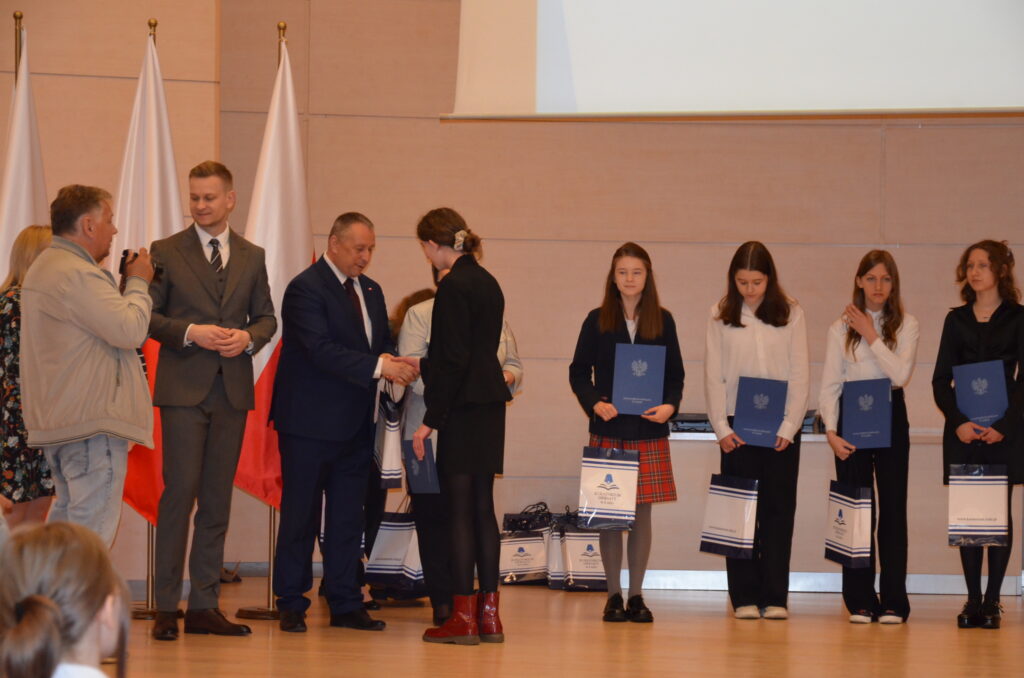 Na zdjęciu Aleksandra Jastrzębska odbiera zaświadczenie o uzyskaniu tytułu laureata w Wojewódzkim Konkursie Przedmiotowym z Języka polskiego.