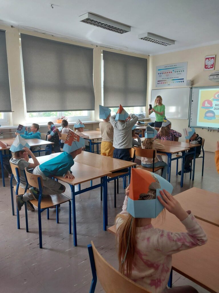 Przedszkolaki mają na głowie swoje czapki podróżnika.
