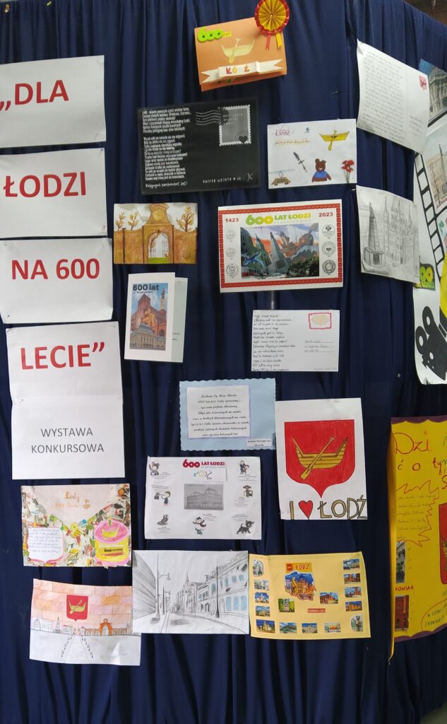 Wystawa prac o mieście Łodzi w budynku A naszej szkoły. Znajduje się godło łodzi, plakaty zrobione przez dzieci, zdjęcia, napisy 600- lecie Łodzi.