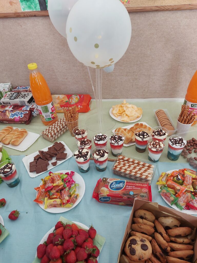 Na zdjęciu widzimy słodycze, napoje, ciasta i deserki którymi mogli się częstować uczestnicy.