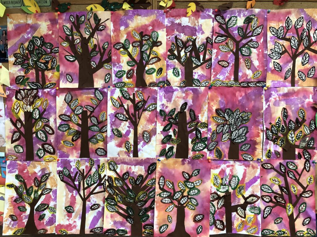 Plakat przedstawia prace plastyczne wykonane przez uczniów. Na pracach widzimy drzewa z doklejonymi liśćmi. 