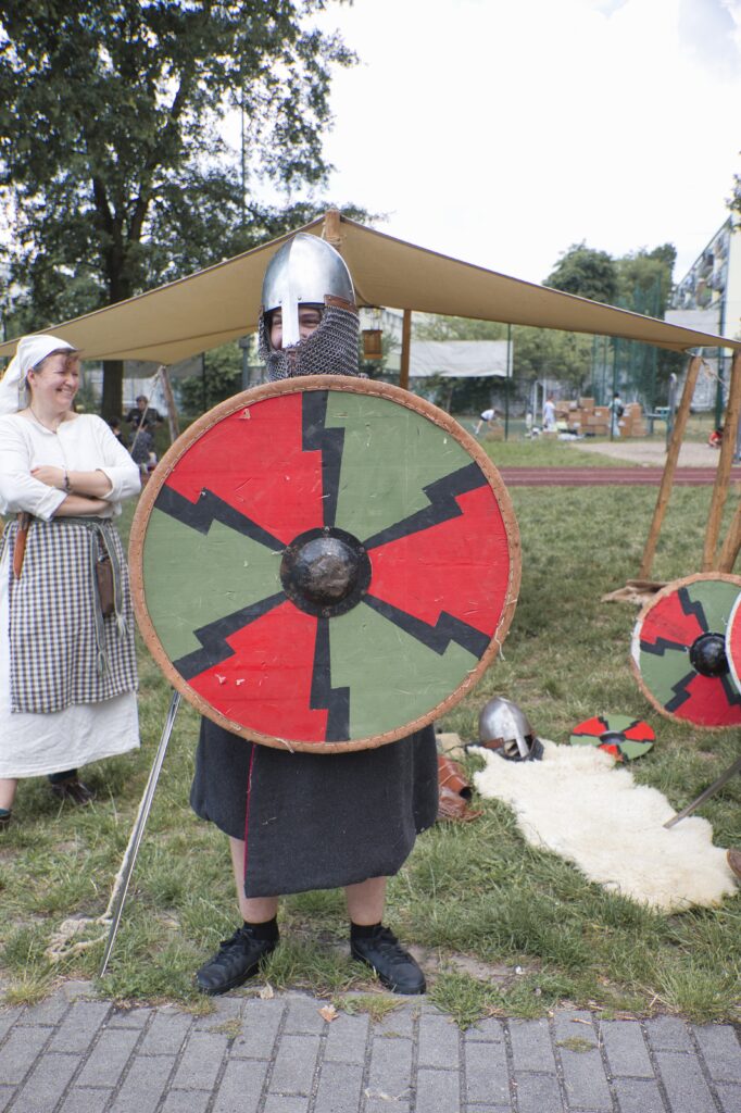 Na zdjęciu widzimy zadowolonego ucznia przebranego w strój średniowieczny