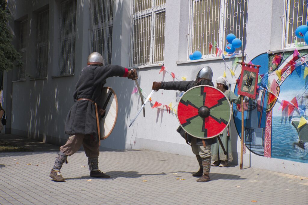 Na zdjęciu widzimy jak rycerze średniowieczni walczą w pełnym stroju