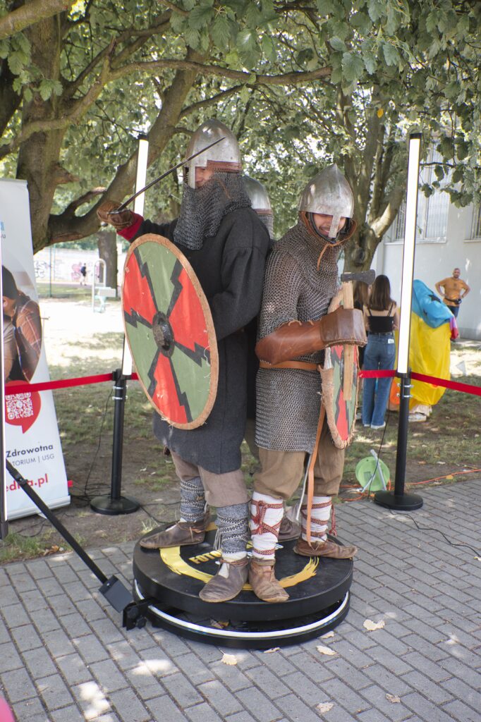 Na zdjęciu rycerze średniowieczni wykonują selfi za pomocą fotobudki ruchomej