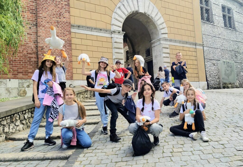 Zdjęcie grupowe uśmiechniętych dzieci na Wawelu