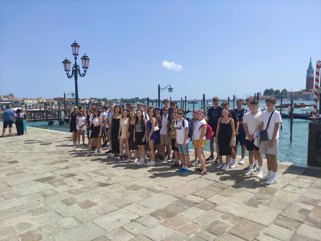 Na zdjęciu uczniowie witają Wenecję- San Marco 