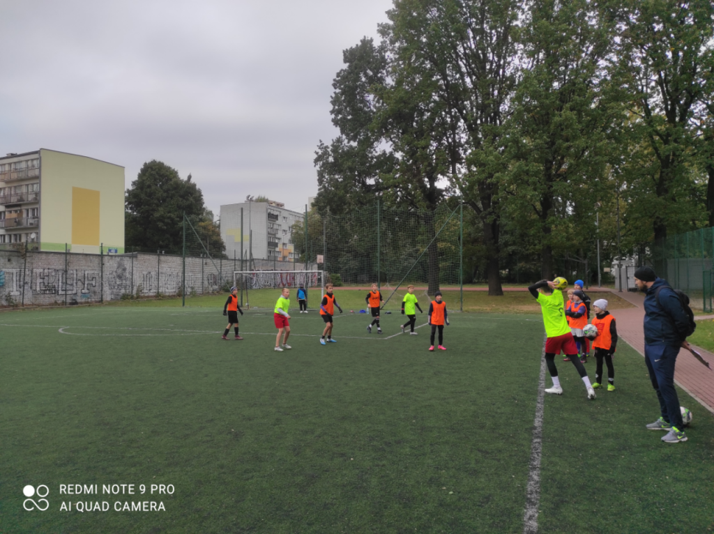 zdjęcie przedstawia jak dzieci grają w piłkę nożną