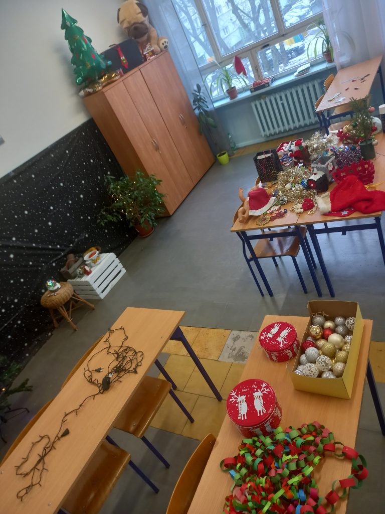 widac ozdoby w pudełkach i na ławkach