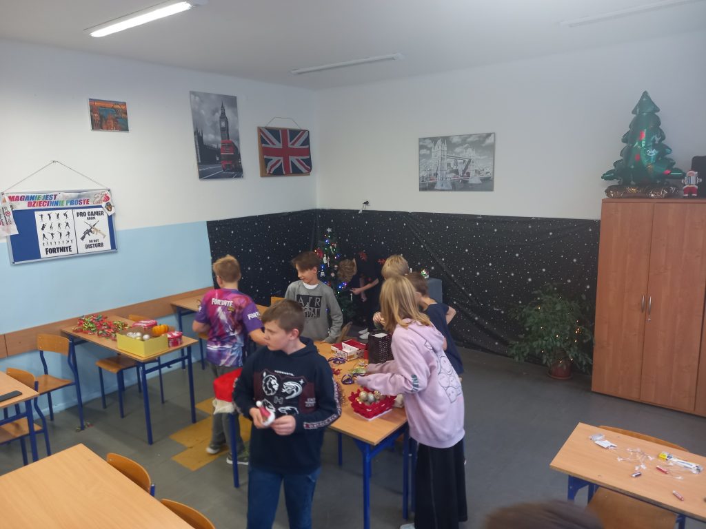 uczniowie biorą ozdoby z ławki