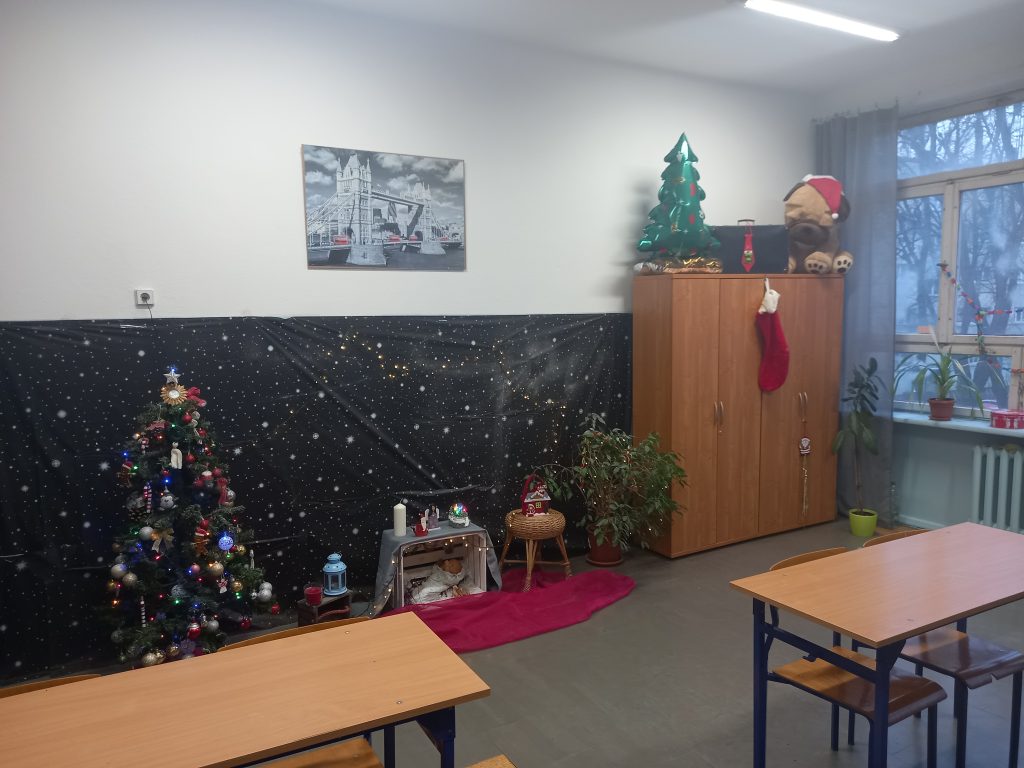 na zdjęciu widzimy ozdobioną ścianę klasy w świąteczne ozdoby