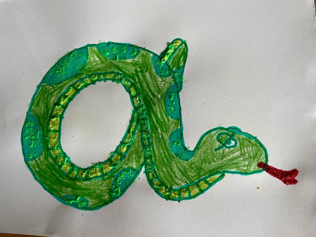 rysunek węża w kształcie literkią