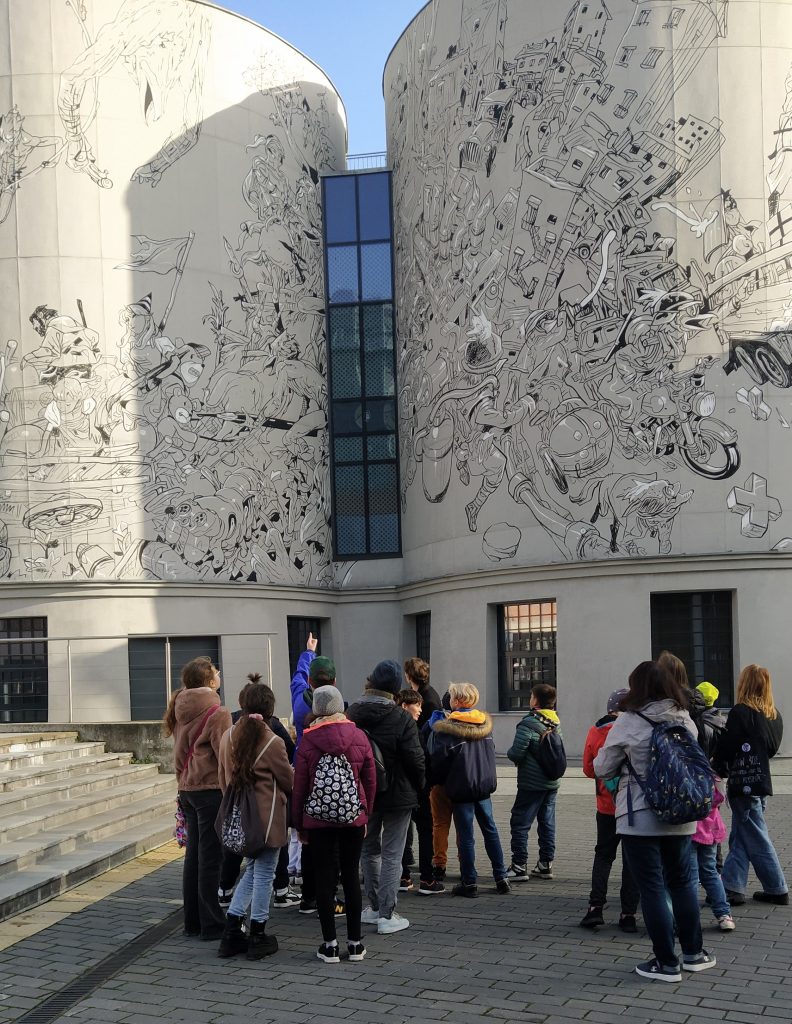 Zdjęcie przedstawia uczniów przed wejściem do Centrum Komiksu i Narracji Interaktywnej