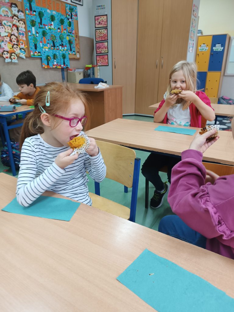 Na zdjęciu widzimy jak dziewczynki jedzą muffiny