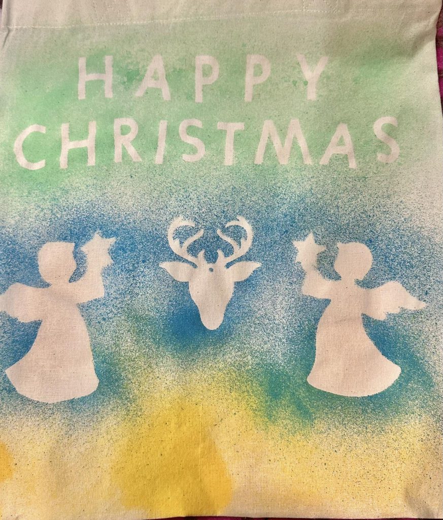 torba z grafiką dwóch aniołków głowy jelenia i napisem happy christmas