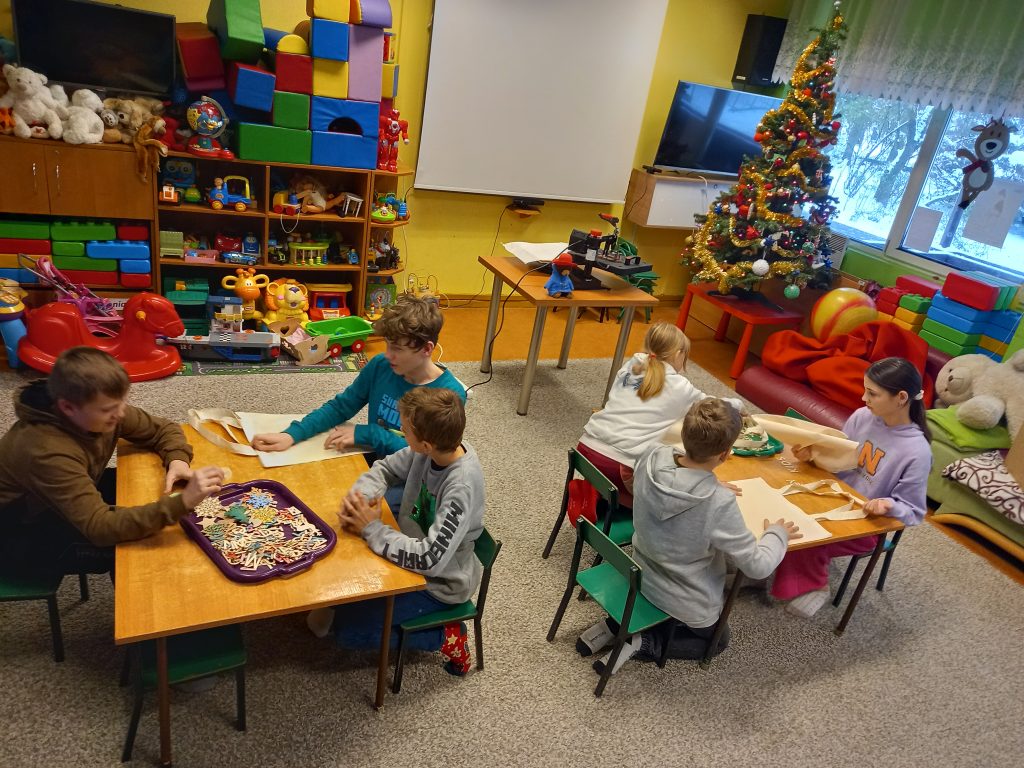 uczniowie tworzą torby materiałowe- zdobienie, siedzą w ławeczkach 