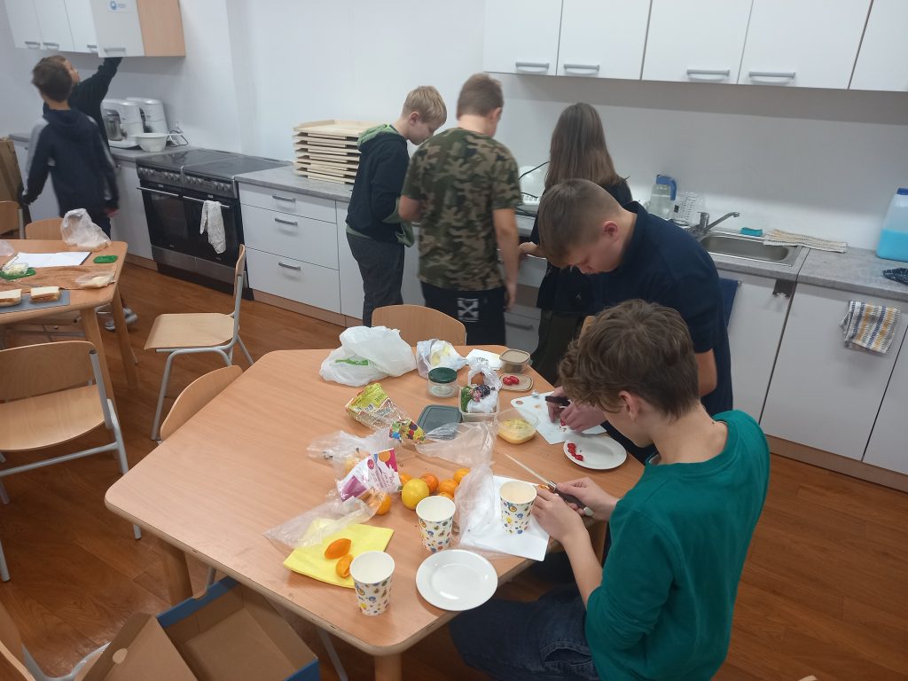 uczniowie przygotowują posiłki