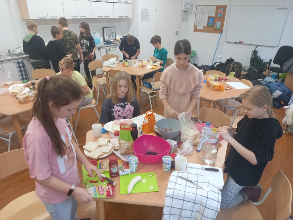 uczniowie przygotowują swoje drugie śniadania