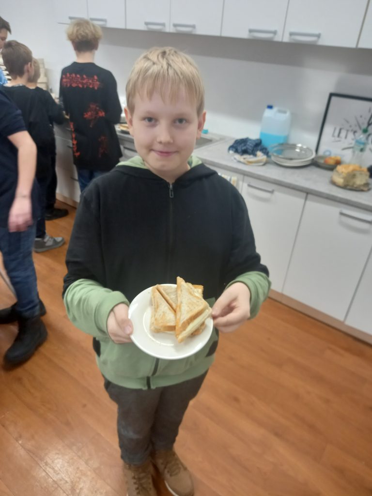 uczeń prezentuje swoje kanapki