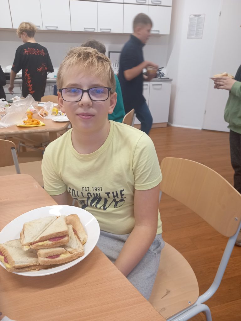 uczeń prezentuje swoje kanapki