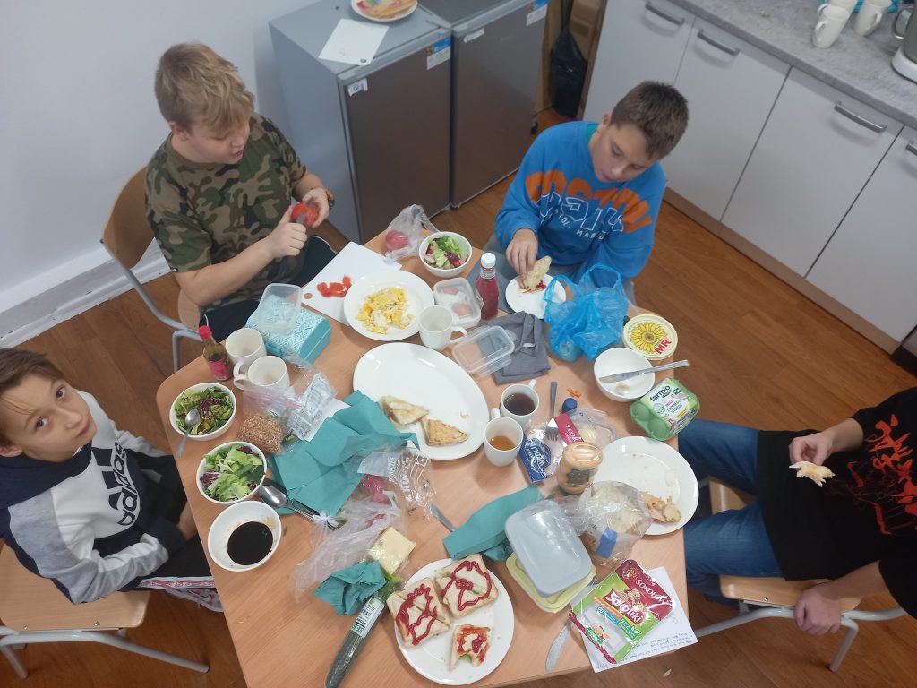 uczniowie przygotowują swoje drugie śniadania