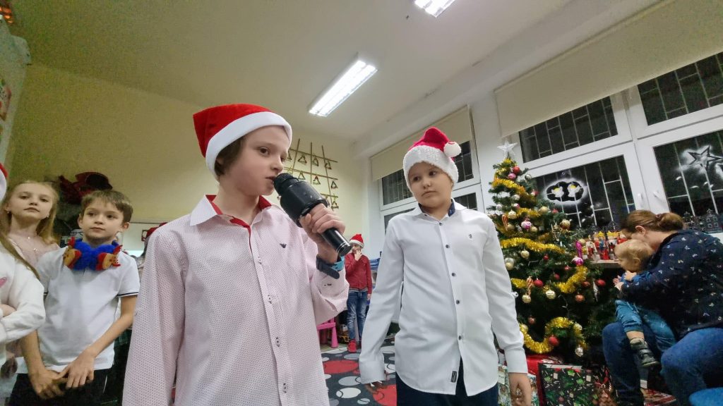 dwóch chłopców recytuje wiersze