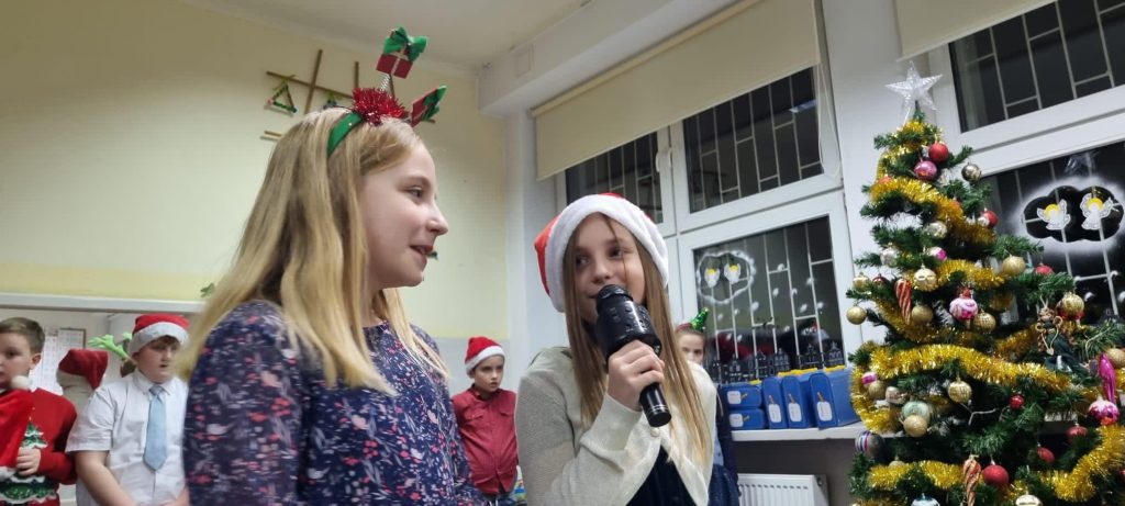 dziewczynki mówią życzenia.