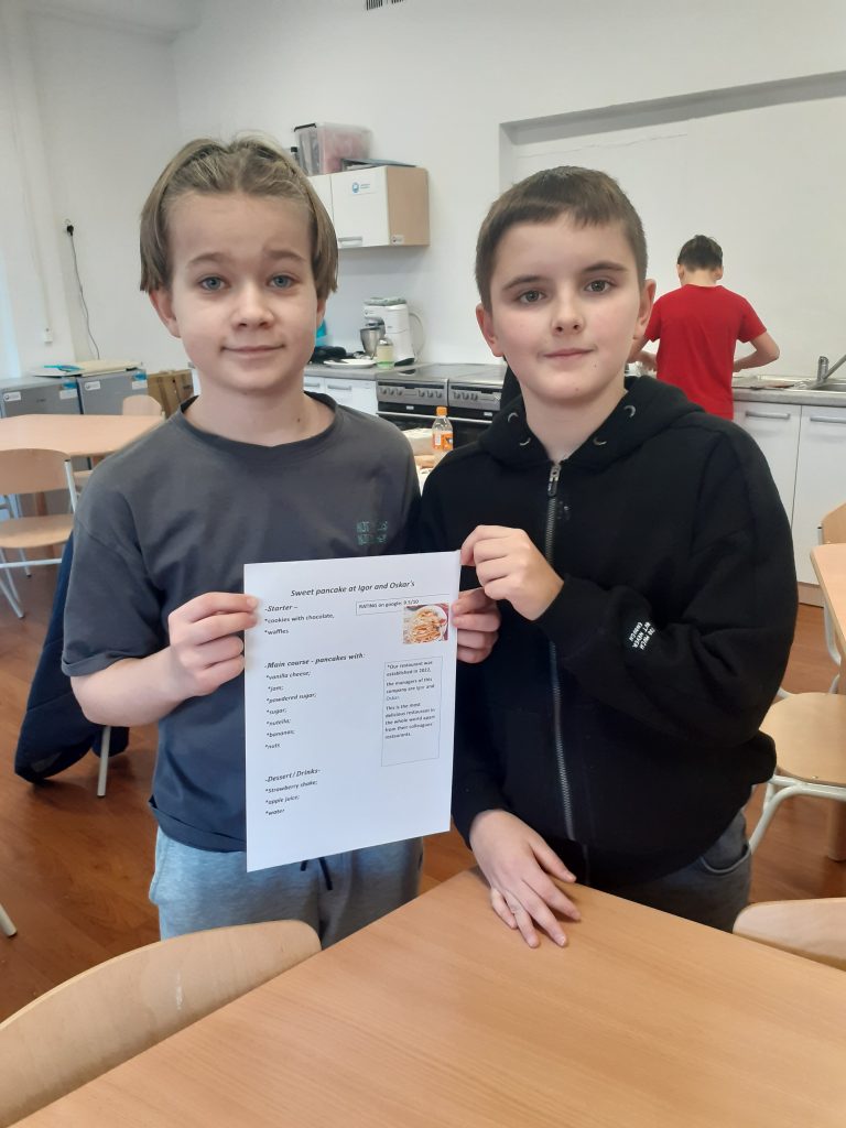 Na zdjęciu widzimy uczniów trzymających plakaty.