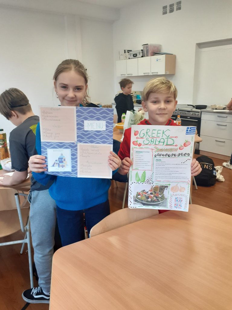 Na zdjęciu widzimy uczniów trzymających plakaty.