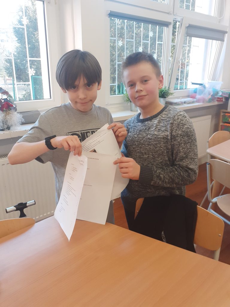 Na zdjęciu widzimy uczniów trzymających plakaty.