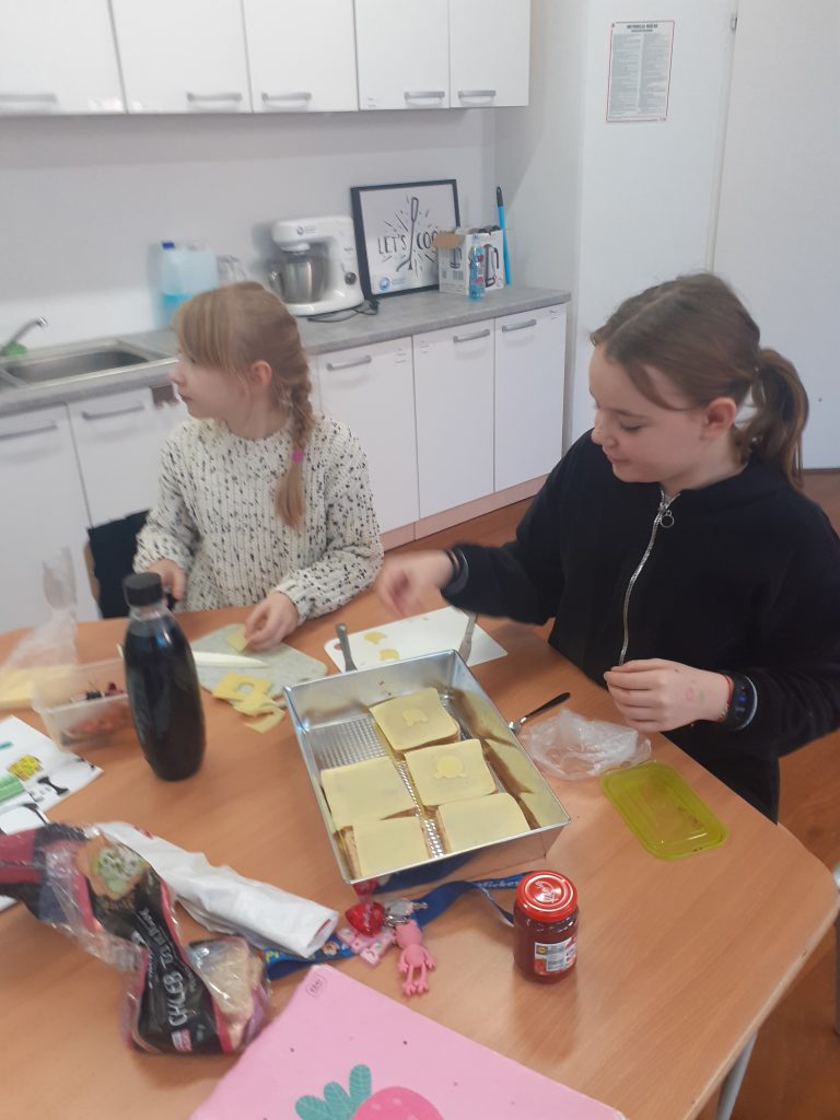 Na zdjęciu widzimy uczennice przygotowujące potrawy.