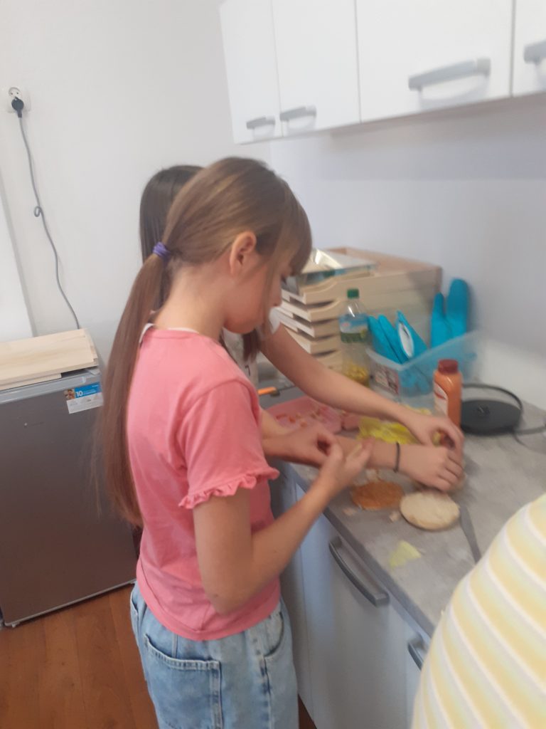 Na zdjęciu widzimy uczennice przygotowujące potrawy.