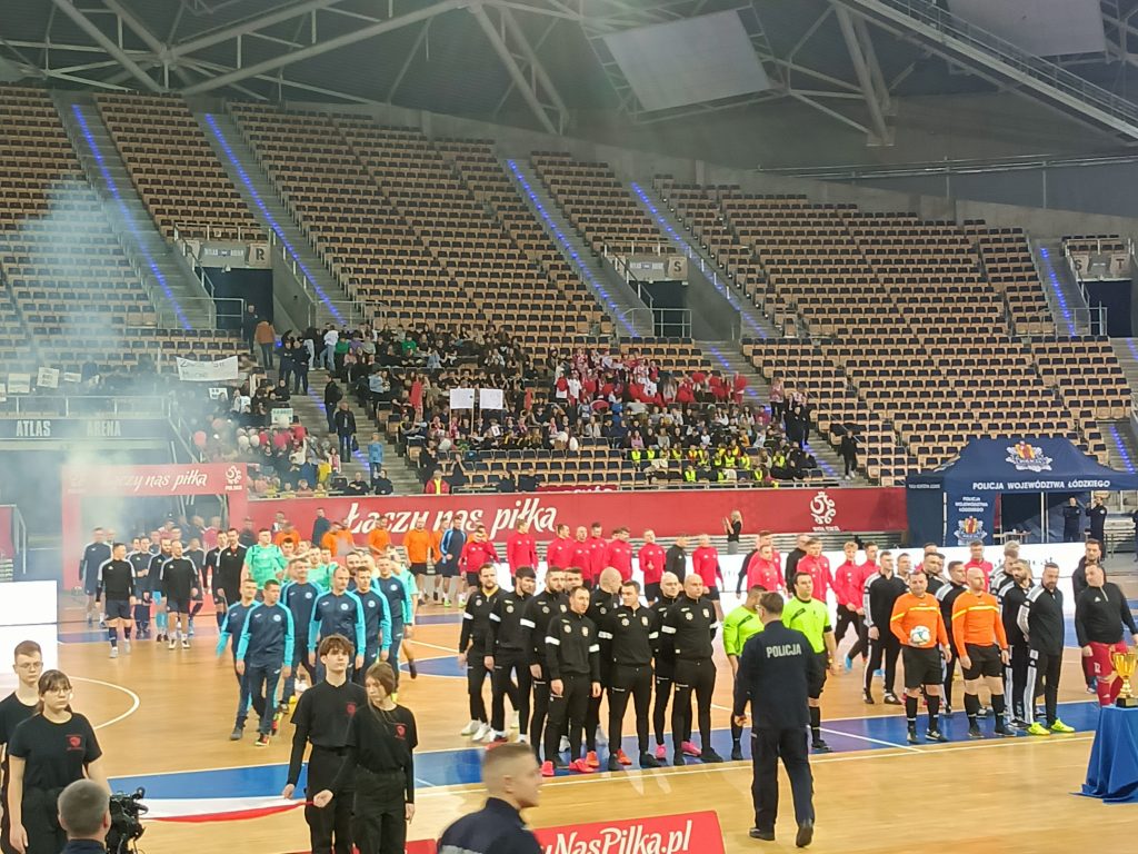 Na zdjęciu widzimy drużyny na boisku.
