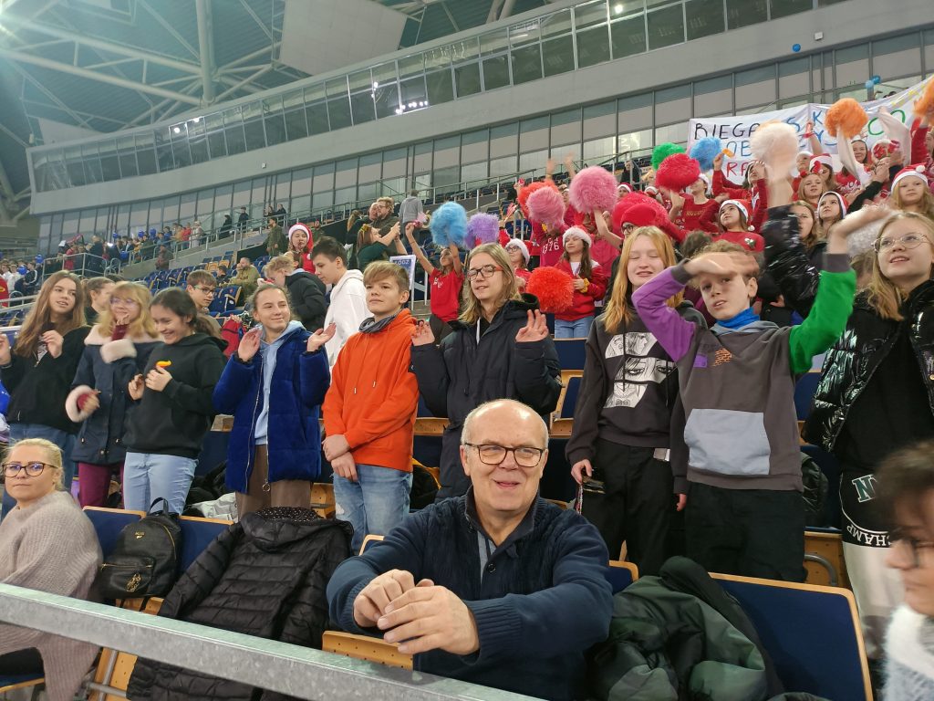 na zdjęciu widzimy zadowolone i szczęśliwe dzieci oraz pana Wasika na trybunach.