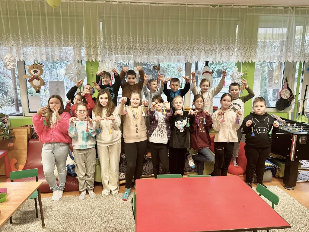 uczniowie prezentują swoje prace z koralików