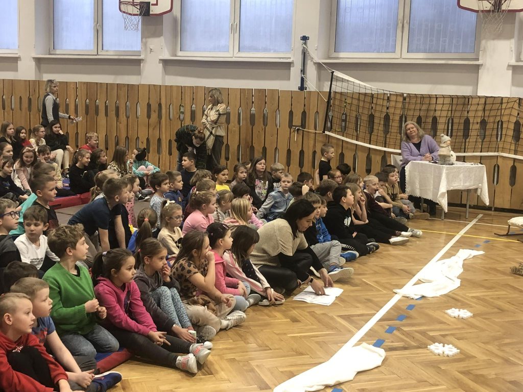 na zdjęciu widzimy uczniów siedzących i ogladających przedstawienie