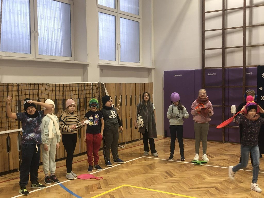 widzimy uczniów podczas przedstawienia