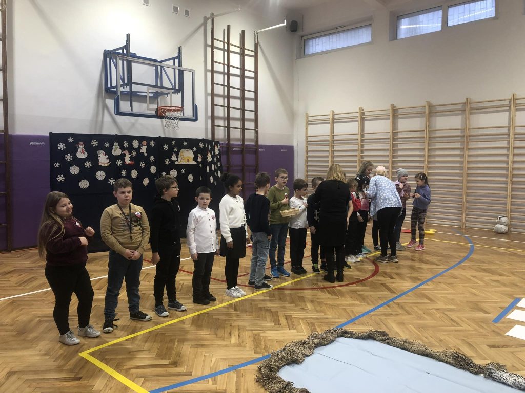 widzimy uczniów z odznaką wzorowego ucznia