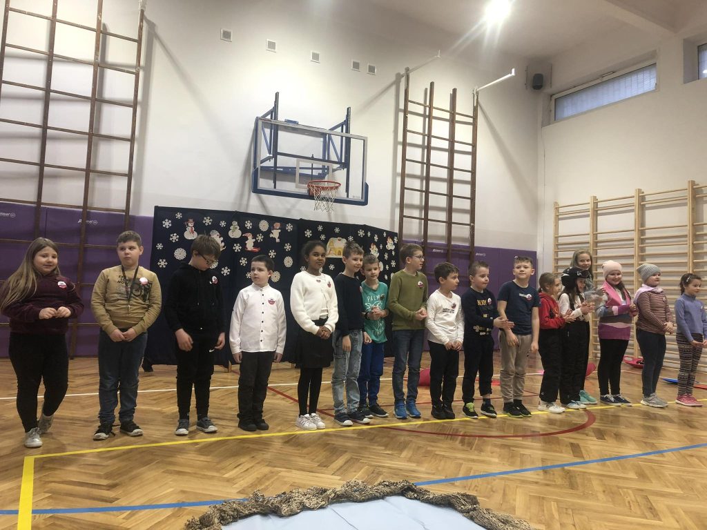 widzimy uczniów z odznaką wzorowego ucznia