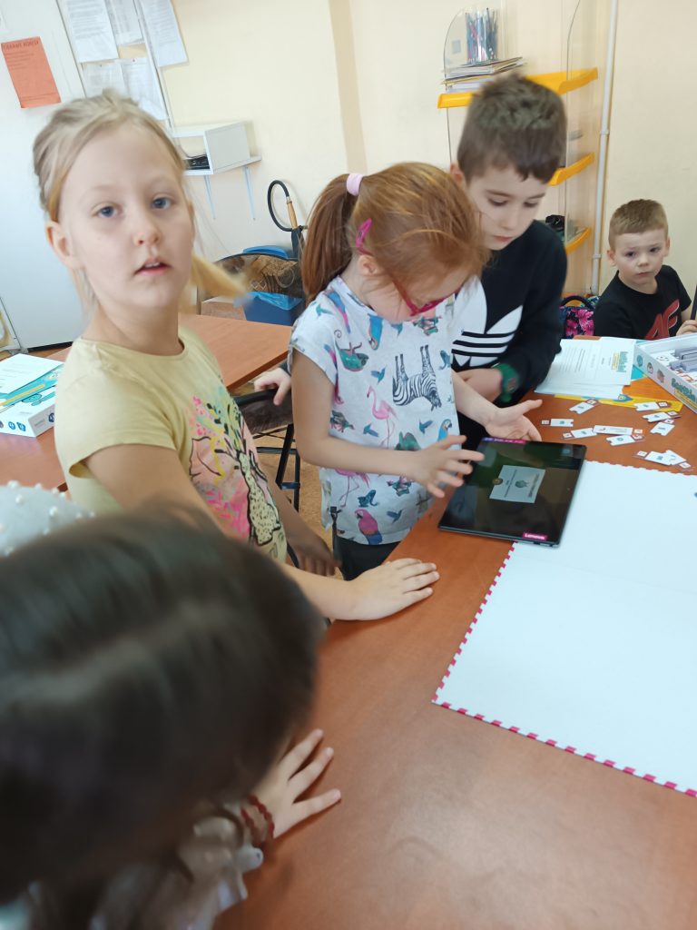 Dzieci bawią się grą Scottie Go!