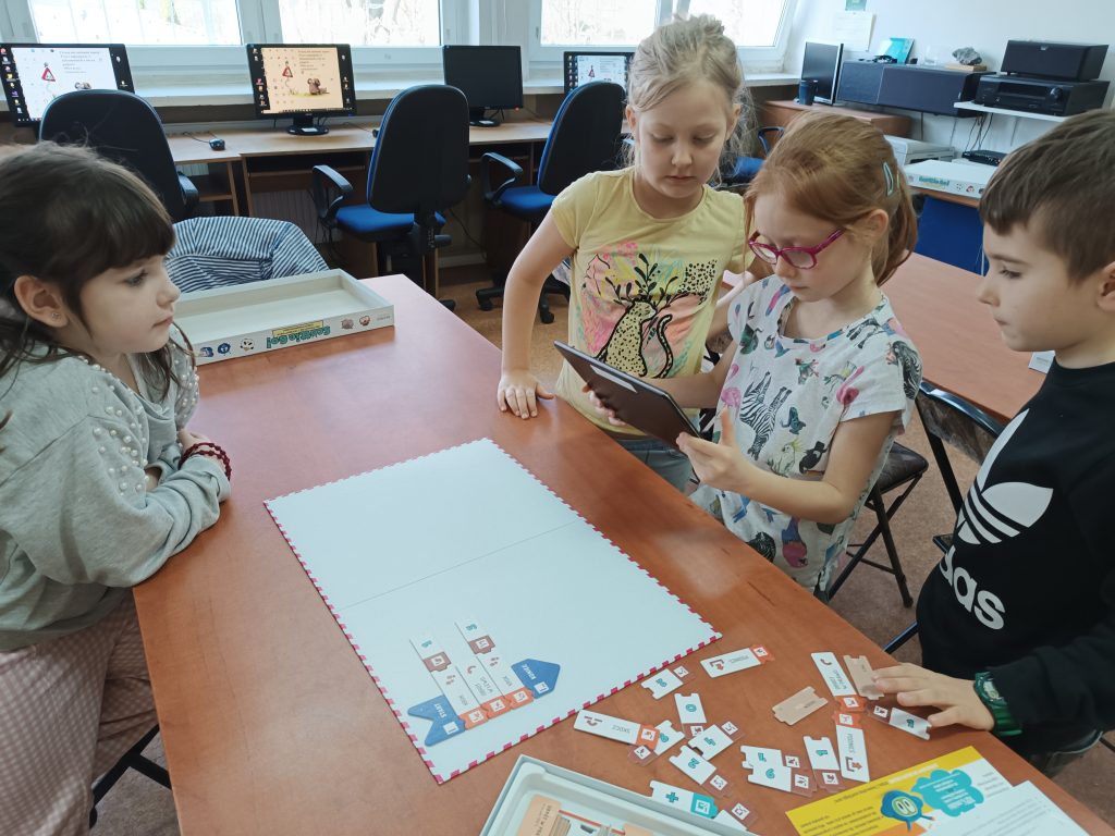 Dzieci programują ruch ufoludka w aplikacji.