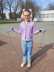 na zdjęciu widzimy uczennicę trzymającą skakankę