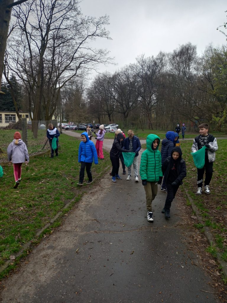 Na zdjęciu widzimy dzieci zbierające śmieci