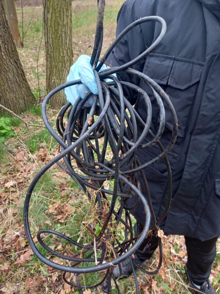 na zdjęciu widzimy jak ręce trzymają węże gumowe