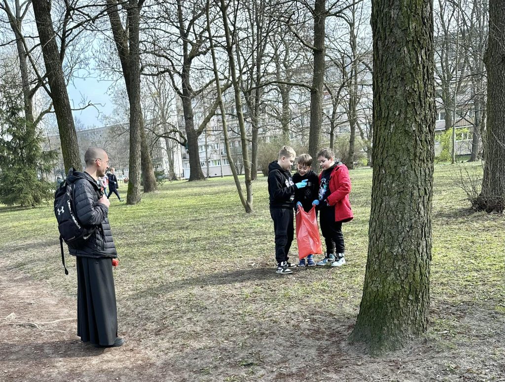 Na zdjęciu widzimy dzieci zbierające śmieci.