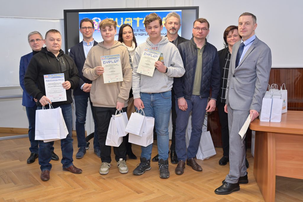 ZDJECIE GRUPOWE UCZNIÓW Z RODZICEM I ORGANIZATORAMI