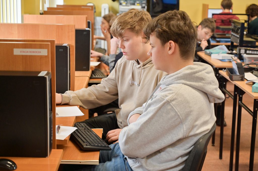 zdjęcie naszych uczniów przy stanowisku roboczym