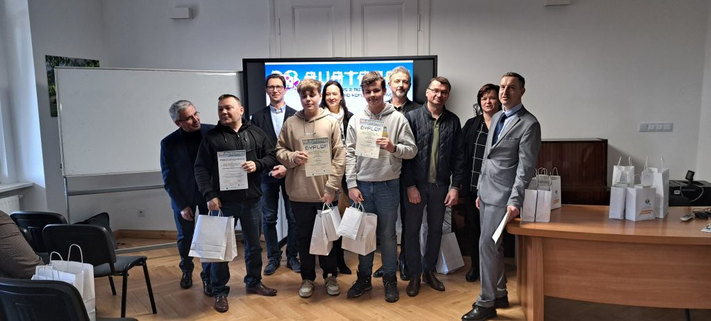 ZDJECIE GRUPOWE UCZNIÓW Z RODZICEM I ORGANIZATORAMI