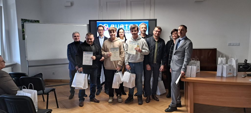 ZDJECIE GRUPOWE UCZNIÓW Z RODZICEM I ORGANIZATORAMI