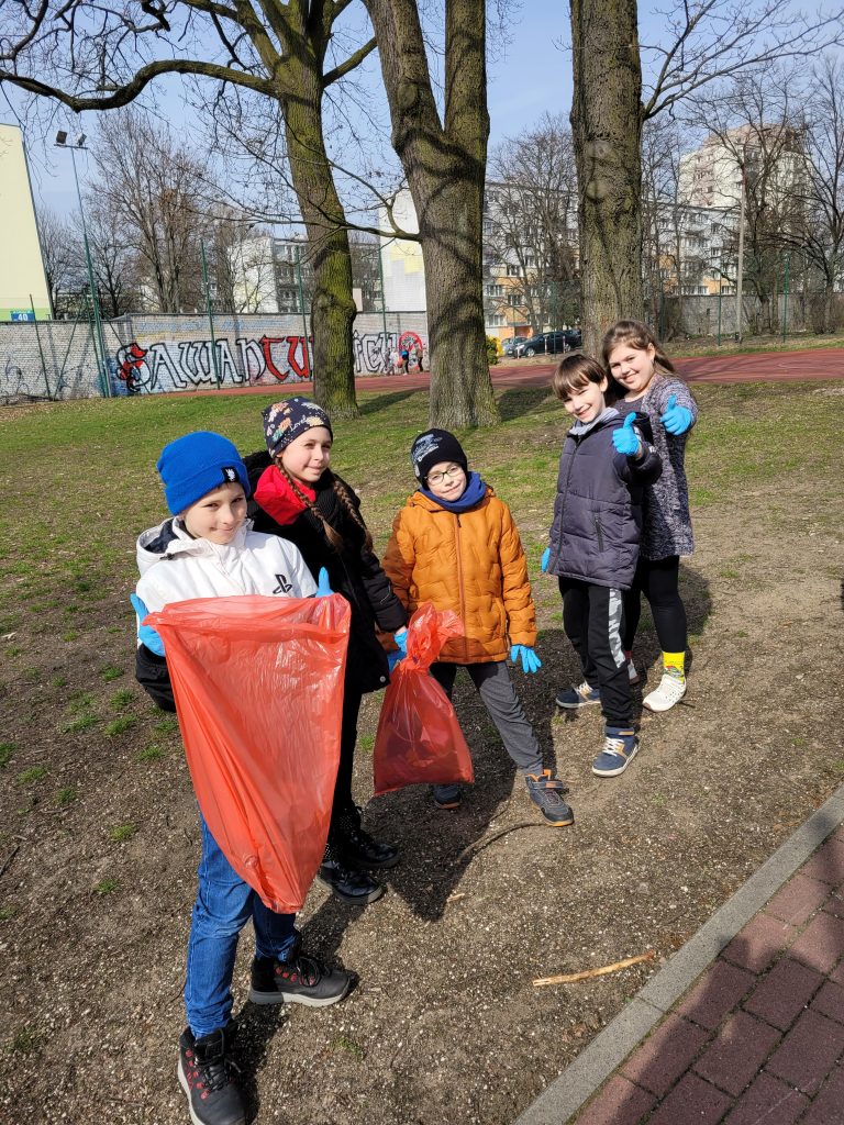 na zdjęciu dzieci trzymają worki na śmieci